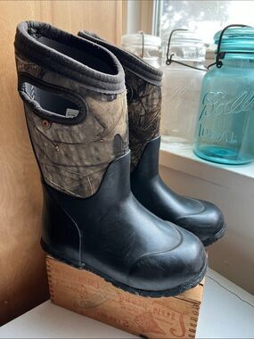 Bogs Kids Black and Camouflage Rain & Snow Boots Waterproof size 11